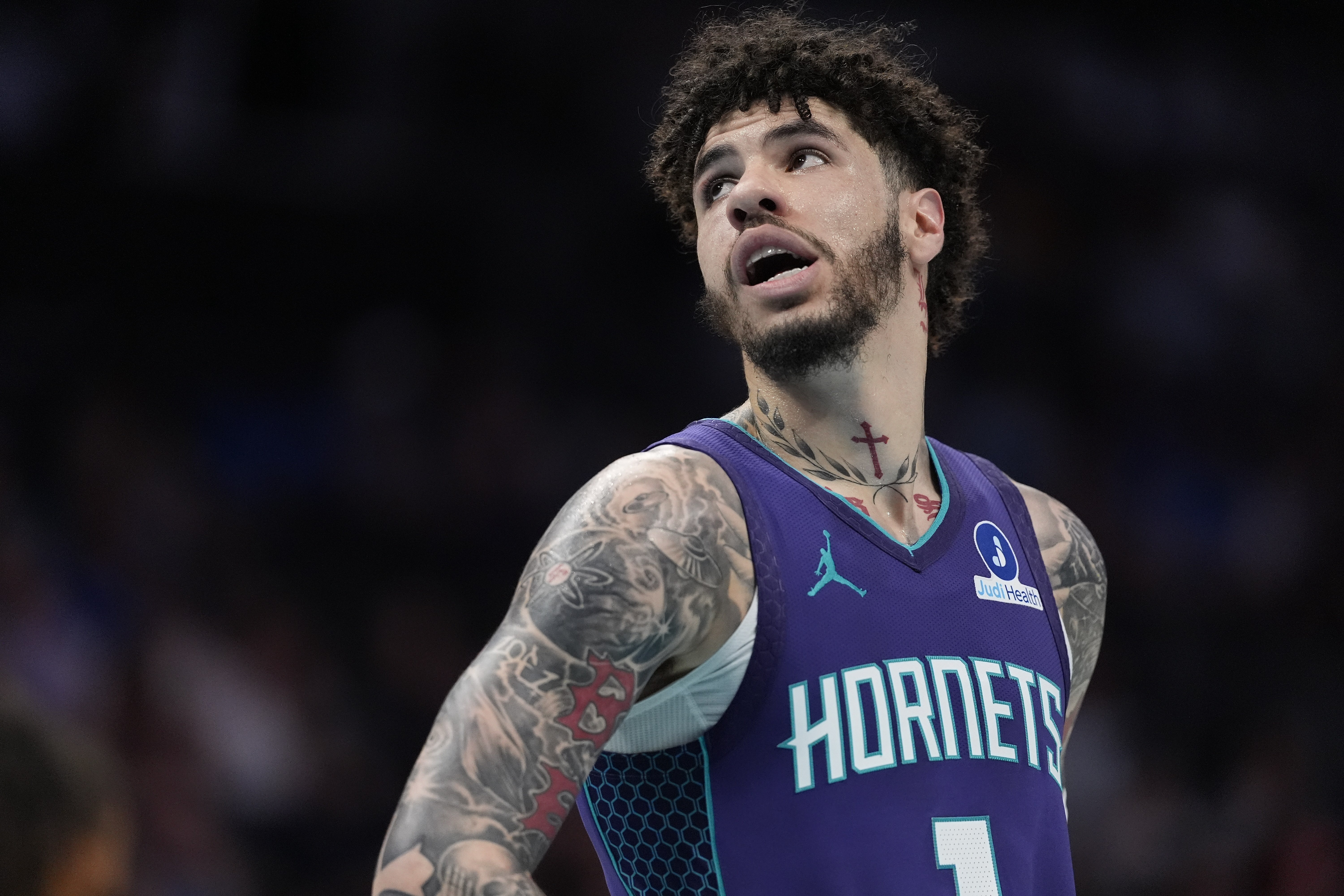 华体会棋牌中心-虎头蛇尾！拉梅洛·鲍尔24中12&amp;三分15中6空砍36+5+6 末节零分